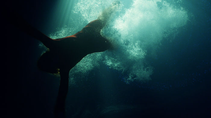 Angriff aus der Tiefe: Ein Alptraum: Siobhán (Hermione Corfield) stürzt in unbekannte Tiefen. Bild: Sender / ZDF / MMAGUIRE