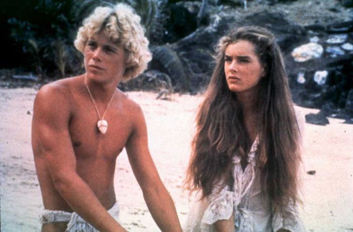 Richard (Christopher Atkins) und Emmeline (Brooke Shields) leben zusammen auf einer verlassen Insel und kommen einander dabei näher. Bild: Sender