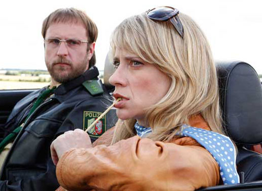 Kriminalkommissarin Sophie Haas (Caroline Peters, r.) und ihr Mitarbeiter Dietmar (Bjarne Mädel, l.). Bild: Sender