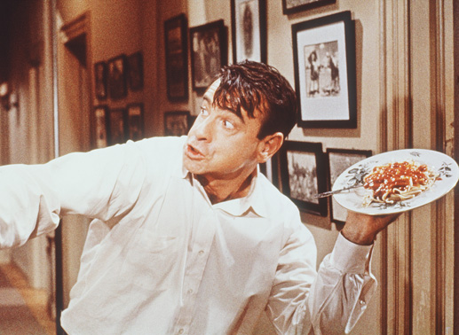 Jetzt reicht's mit dem Putzfimmel: Oscar (Walter Matthau) rastet aus und wirft mit Essen um sich. Bild: Sender