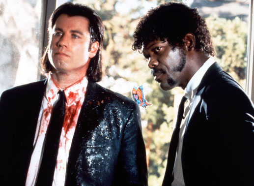 Wenn man jemanden versehentlich ins Gesicht schießt: Samuel L. Jackson und John Travolta wissen um die Sauerei. Bild: Sender
