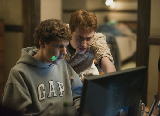 Die beiden Computer-Nerds Mark (Jesse Eiesenberg, l.) und Dustin (Joseph Mazzello, r.) hacken sich in das Uni-Netzwerk ein.
© 2010 Sony Pictures Releasing GmbH