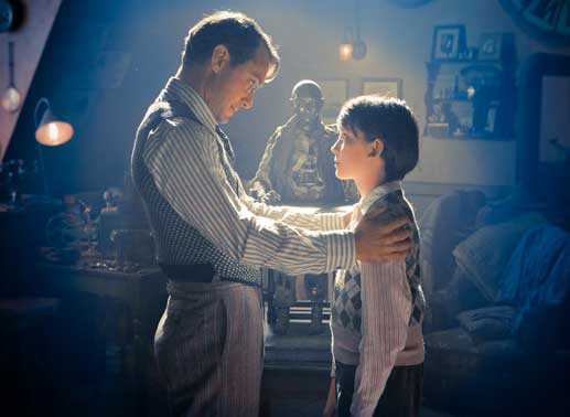 Sein Vater (Jude Law) hinterließ Hugo (Asa Butterfield) ein großes Geheimnis. Bild: Sender/Universal