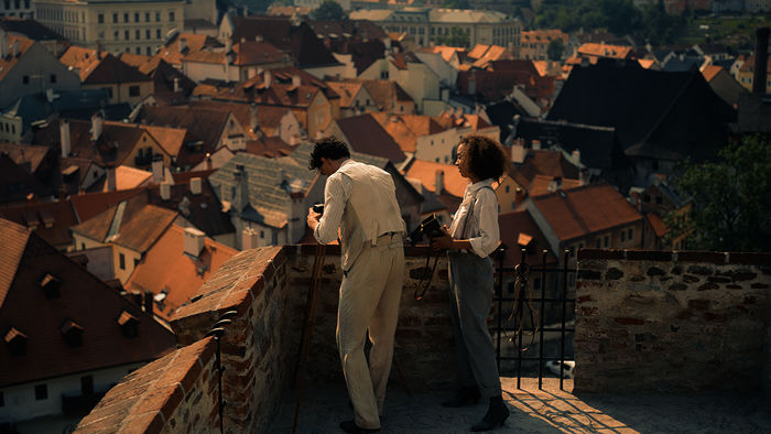 Noah Saavedra (Egon Schiele), Larissa Aimée Breidbach (Moa Mandu). Bild: Sender / Novotny Film