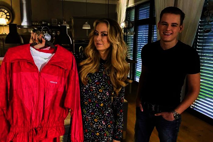 Jenny Elvers testet gemeinsam mit Sohn Paul (17) ausgestorbene Gegenstände sowie Trends der 70er, 80er und 90er Jahre. Was hat ein Comeback verdient und was kann für immer weg? Bild: Sender / MG RTL D / dibido.tv GmbH