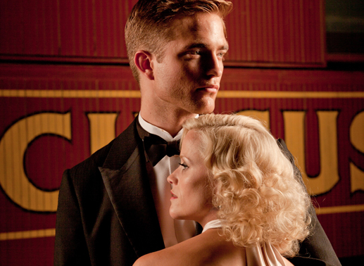 Umschlungen: Reese Witherspoon und Robert Pattinson. Bild: Twentieth Century Fox