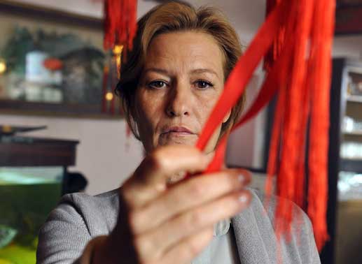 Brigitta (Suzanne von Borsody) entdeckt im chinesischen Restaurant, dass ein rotes Band abgeschnitten wurde. Bild: Sender