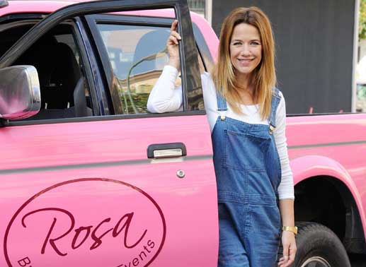 Rosa (Alexandra Neldel), hat den passenden Firmenwagen für ihr Unternehmen Hochzeitsplanungen gefunden, einen „Tussi-Panzer“ in Pink. Bild: Sender / Gordon Mühle