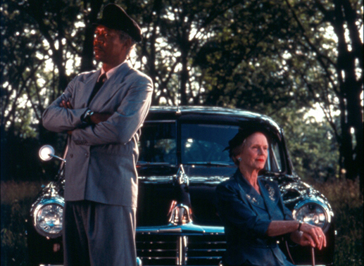 Es missfällt der reichen Südstaaten-Lady Miss Daisy (Jessica Tandy), dass sie auf Wunsch des Sohnes künftig ihre Autofahrten nur noch mit dem schwarzen Chauffeur Hoke (Morgan Freeman) unternehmen soll. Bild: Sender