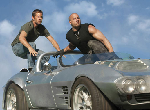 Brian O"Connor (Paul Walker, li.) und Dom Toretto (Vin Diesel) haben den Auftrag, beschlagnahmte Autos von einem fahrenden Zug zu stehlen. Bild: Sender