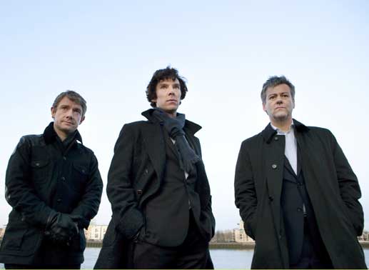 Sherlock Holmes (Benedict Cumberbatch, Mitte), Dr. Watson (Martin Freeman, li.) und Detective Inspector Lestrade (Rupert Grave) nehmen einen Tatort unter die Lupe. Bild: Sender