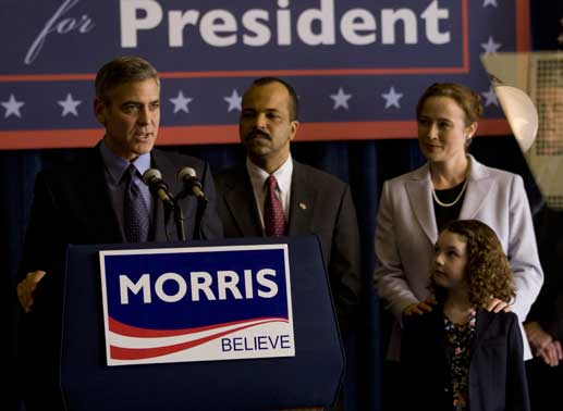 George Clooney (Mike Morris), Jeffrey Wright (Senator Thomson), Jennifer Ehle (Morris Frau), Talia Akiva (Morris Tochter). Bild: Tobis