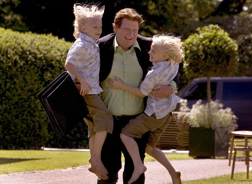 Der reiche Bauunternehmer Jorgen (Rolf Lassgard) liebt seine beiden Kinder. Bild: Sender