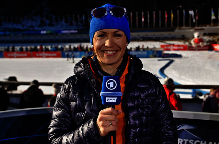 Magdalena Neuner begleitet im Wechsel mit Kati Wilhelm den Biathlon-Sport als Expertin im Ersten. Bild: Sender / ARD / rbb / Moritz Bruns