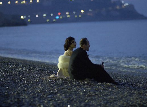 Nach der Befreiung in Monte Carlo: Sorowitsch (Karl Markovics) mit einer Spieltisch - Bekanntschaft (Dolores Chaplin) am Strand. Bild: Sender