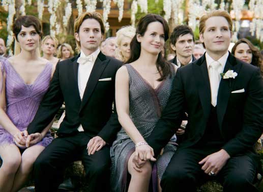 Hochzeitsgäste: Alice (Ashley Greene), Jasper (Jackson Rathbone), Esme (Elizabeth Reaser) und Carlise Cullen (Peter Facinelli). Bild: Sender/Concorde