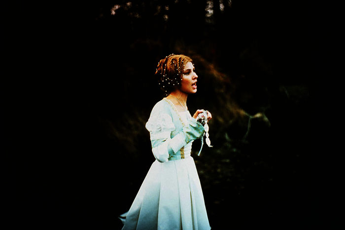 "König Drosselbart": Prinzessin Anna (Adriana Tarabkova) steht singend im Wald.
Bild: Sender/ ZDF/Taurus-Film