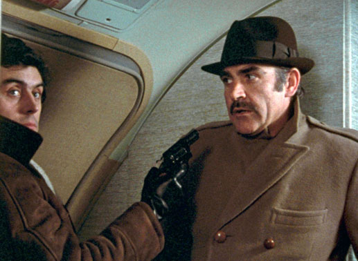 Colonel Nils Tahlvik (Sean Connery, re.), Chef des schwedischen Sicherheitsdienstes, gelingt es, den Flugzeugentführer Ray Petrie (Ian McShane) zu überlisten. Bild: Sender