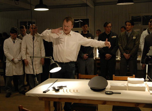 Regisseur Stefan Ruzowitzky bei den Dreharbeiten zu "Die Fälscher". Bild: Sender
