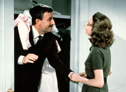 Der tolpatschige Inspektor Clouseau (Peter Sellers) ist sehr verliebt in seine Frau Simone (Capucine) und ahnt nicht, dass sie ihm Hörner aufsetzt. Bild: Sender