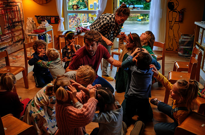 Freddy (Oliver Wnuk) und seine Kollegin Lara (Franziska Wulf) haben viel Spaß mit ihrer Kindergartengruppe. Bild: Sender/ ARD Degeto / Reiner Bajo 