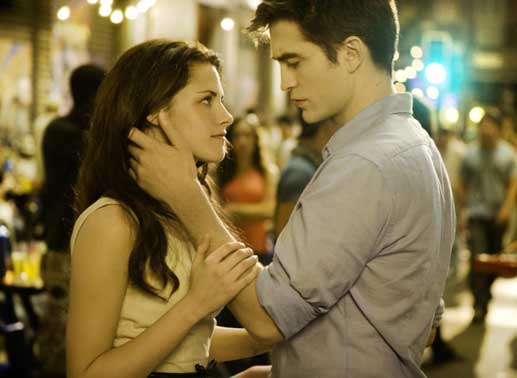 Bella (Kristen Stewart) und Edward (Robert Pattinson) in den Flitterwochen. Bild: Sender/Concorde