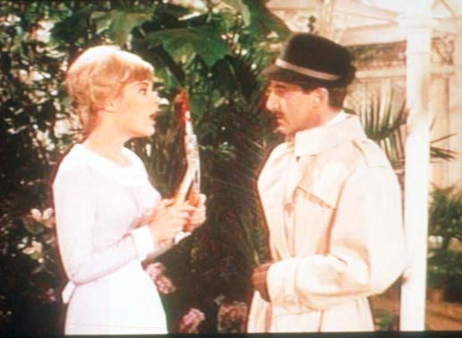 Peter Sellers (inspector Clouseau) trifft auf Elke Sommer. Bild Sender