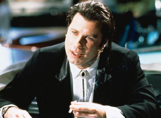 Vincent (John Travolta) passt auf eine drogensüchtige Frau auf. Der Abend endet mit einer beinahe tödlichen Überdosis aus Heroin und Kokain. Bild: Sender