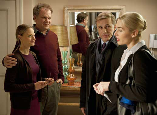 (John C. Reilly) empfangen Alan (Christoph Waltz) und Nancy (Kate Winslet) in ihrer Wohnung (v.l.n.r.). Bild: Constantin