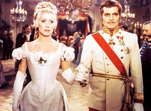 Der österreichische Thronfolger Rudolph (Omar Sharif) hat sich in die junge Maria Vetsera (Catherine Deneuve) verliebt. Bild: Sender