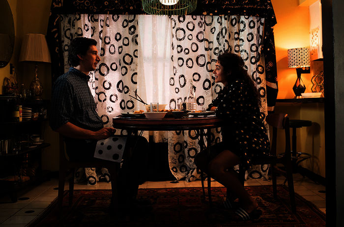 Paterson (Adam Driver) und seine Frau Laura (Golshifteh Farahani) sind sehr unterschiedlich, trotzdem verbindet sie eine tiefe Liebe. Bild: Sender / Mary Cybulsky