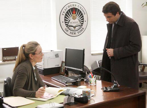 Detective Cyrus Lupo (Jeremy Sisto) ermittelt bei Alicia (Gaststar Lindsey Vonn, li.) von der Lehrergewerkschaft. Bild: Sender