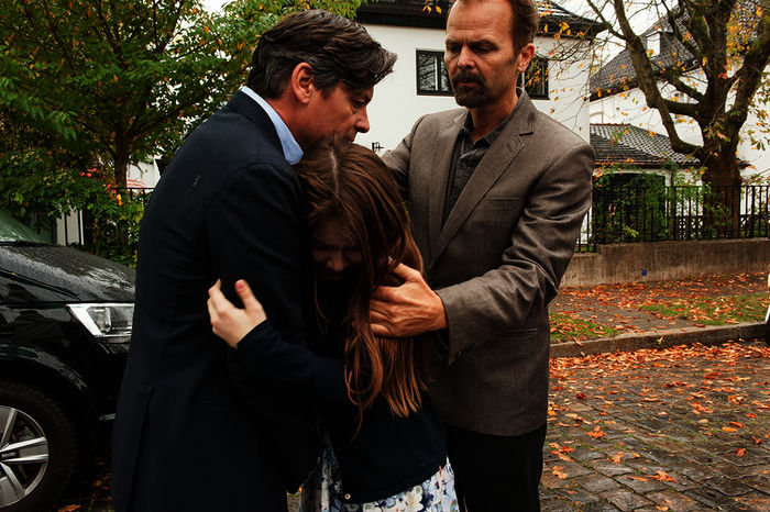 Alexandra (Geraldine Schlette) will mit ihrem Vater Markus Bach (Fritz Karl) mitgehen. Er wird von Kommissar Albert Piller (Zsolt Bacs) festgenommen. Bild: Sender /  ZDF / Britta Krehl. 