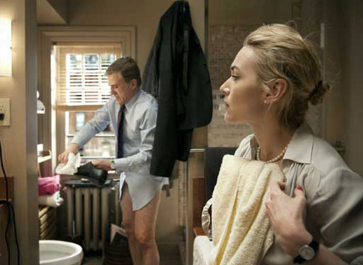 Alan (Christoph Waltz) und Nancy (Kate Winslet) säubern sich im Badezimmer ihrer Gastgeber. Bild: Constantin