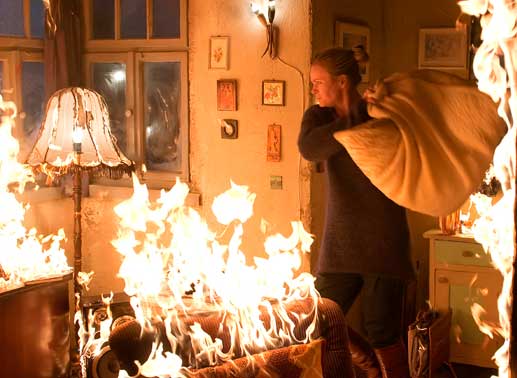 Nach dem Brandanschlag kämpft Katherina (Katharina Böhm) um ihr nacktes Überleben. Bild: Sender / Graf Film