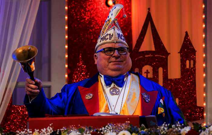 "Mainz bleibt Mainz, wie es singt und lacht": Sitzungspräsident Andreas Schmitt läutet mit der Sitzungsglocke. Bild: Sender / ZDF / Torsten Silz