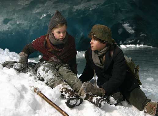 Die mittlerweile halbwüchsigen Kinder machen sich auf die Suche nach dem Bergkristall. Bild: Sender
