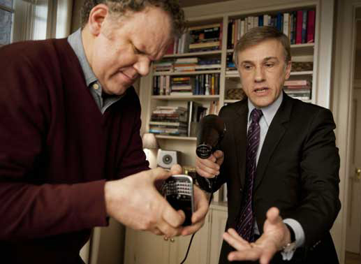 Michael (John C. Reilly) versucht Alans (Christoph Waltz) Handy zu retten. Bild: Constantin