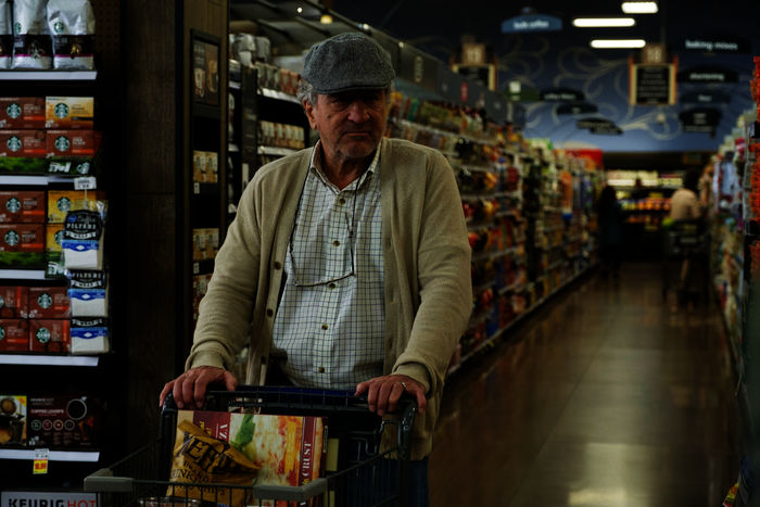 Immer Ärger mit Grandpa: Ed (Robert De Niro) ahnt beim Einkauf im Supermarkt noch nicht, dass sein bis dato ruhiges Leben als Rentner und Witwer bald komplett auf den Kopf gestellt werden wird. Bild: Sender / ZDF / Ben Rothstein