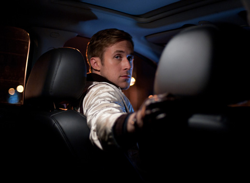 Der Driver (Ryan Gosling) wartet auf seine „Passagiere“. Bild: Sender/Universum