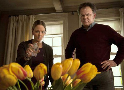 Penelope (Jodie Foster) und Michael (John C. Reilly) betrachten fassungslos den Schaden, den Nancy angerichtet hat. Bild: Constantin