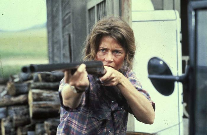 Ella (Jane Fonda) muss nach dem Tod ihres Vaters hart kämpfen, um ihre Farm zu halten, da Ewing, der alte Widersacher der Familie, sie durch seine Komplizen bedrohen lässt Bild: Sender / Marcia Reed