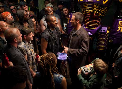 Charlie Kenton (Hugh Jackman) macht Finn (Anthony Mackie) ein Angebot. Bild: Sender / DreamWorks
