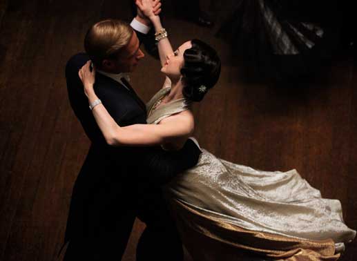 König Edward VIII. (James D’Arcy) tanzt zum ersten Mal mit Wallis Simpson (Andrea Riseborough). Bild: Sender/Senator