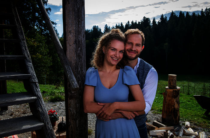 Maja von Thalheim (Christina Arends) und Florian Vogt (Arne Löber) eint ihre Liebe zur Natur. Bild: Sender / ARD / Christof Arnold