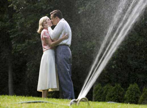 Die liebevolle Idylle trügt: April (Kate Winslet, r.) und Frank Wheeler (Leonardo DiCaprio, l.) ...
Bild: Sender/Dreamworks