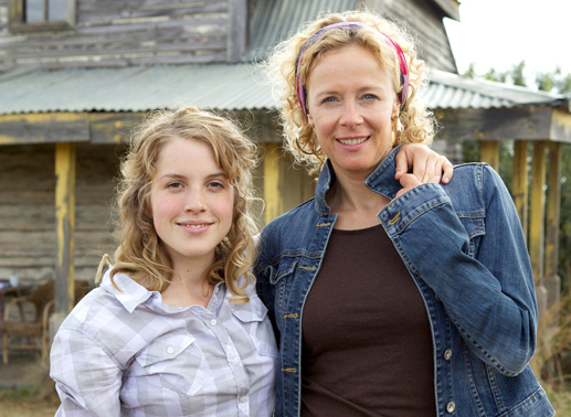 Ein cooles Duo: Clarissa (Katja Riemann) und ihre Tochter Stella (Paula Kalenberg). Bild: Sender