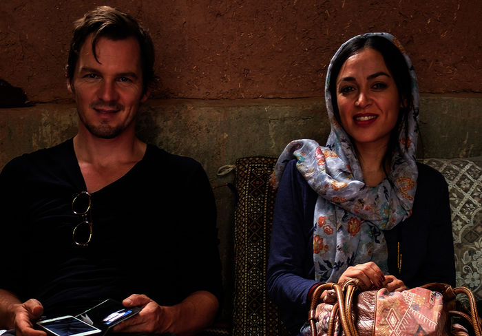 Robert (Felix Klare) und seine Dolmetscherin Shirin (Mona Pirzad) heiraten, um gemeinsam durch den Iran reisen zu können. Bild: Sender / ARD Degeto / Olaf Raymond Benold