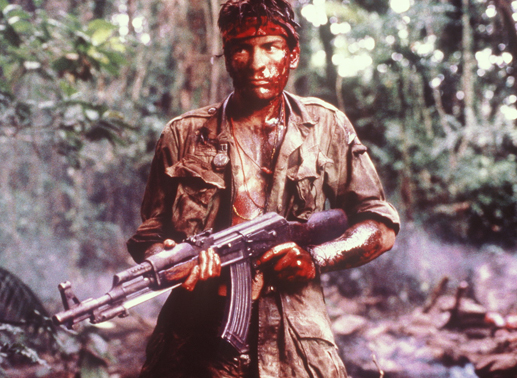 Als der junge Kriegsfreiwillige Chris Taylor (Charlie Sheen) zu seinem 'Platoon' nach Vietnam kommt, lassen ihn die Kampf erprobten Männer schnell spüren, dass er ein unerfahrener Neuling ist ... Bild: Sender
