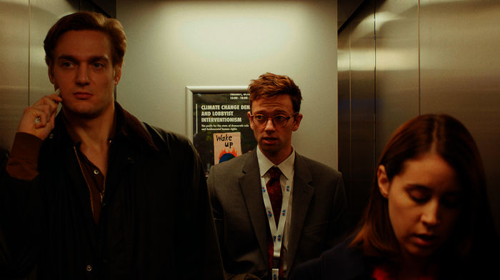 (Lucas Englander), Samy (Xavier Lacaille) und Rose (Liz Kingsman) im Fahrstuhl. Bild: Sender / WDR / Jo Voets 